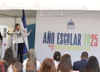 Gloria Reyes encabeza inicio del año escolar en el Distrito 15-01; “la educación el único bien que no nos pueden arrebatar”, agregó