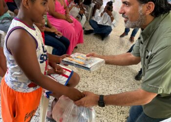 Fundación Rojas Tabar y Juan José Rojas entregan útiles escolares a cambio de plásticos en Santo Domingo