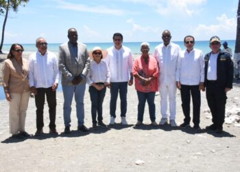 Turismo inicia trabajos de remozamiento playa Linda en Nizao.