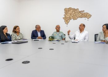 Gobierno Discute Apoyo a Colegios Privados en Implementación Transporte Escolar