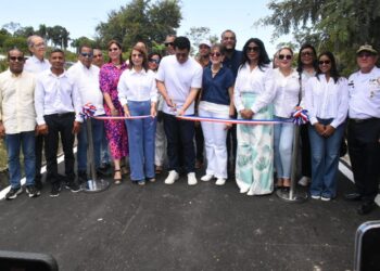 Collado inaugura reconstrucción calles en turístico municipio de Sosúa.  Dice las obras impactan positivamente en la comunidad y el desarrollo del turismo de ese ese destino.   Sosúa, Puerto Plata. – El ministro de Turismo, David Collado, inauguró este domingo la reconstrucción de varias vías en el turístico municipio de Sosúa, realizadas con una inversión cercana a los 96 millones de pesos.    El proyecto consistió en la reconstrucción de las calles Bajada del Tablón, la Gallera, Benigno Lantigua y Circuito de calles sector Valedor del municipio de Sosúa, lo que reclamando sus habitantes.   Al destacar las obras, el ministro Collado manifestó que el bienestar y crecimiento del turismo debe sentirse en las comunidades.  «Creemos en un turismo que impacte positivamente en las comunidades, en su gente. Y estas obras que inauguramos hoy son el mejor reflejo de ello», dijo el funcionario.   Aseguró estar convencido de que donde «llega el turismo, llega el desarrollo».  La longitud total de intervención es de 4.35 kilómetros de rodadura de hormigón asfáltica, la construcción acera, contenes, y badenes  La obra incluye, también, la creación de un sistema de drenaje pluvial mediante la construcción de imbornales y filtrantes, además de su señalización horizontal y vertical.       Calles Reconstruidas   La calle Gregorio Luperón (Bajada del Tablón) tiene un alcance de intervención de 550ml de longitud, con 6 metros de ancho, carpeta de rodadura en hormigón asfáltico de 2 pulgadas de espesor.  También incluye la reconstrucción de cunetas trapezoidales laterales, así como, señalización vertical y horizontal, protección de talud y reconstrucción registros existentes.   En la calle Benigno Lantigua, se registró una intervención de 600ml, con 4.60 metros de ancho, con carpeta de rodadura en hormigón de 2 pulgadas de espesor. Incluye, también, construcción de imbornales, filtrantes, cunetas laterales, badenes, señalización vertical y horizontal y contenes.  Calle La Gallera cuenta con una intervención de 1.2km de longitud de 5.20 metros de ancho, carpeta de rodadura en hormigón asfáltico de 2 pulgadas de espesor, construcción imbornales, filtrantes, asimismo, cunetas laterales, badenes, señalización vertical y horizontal y contenes.   Circuito Sector Valedor fue intervenida en 2 kilómetros, con carpeta de rodadura en hormigón asfáltico de 2 pulgadas de espesor. Incluye, además, construcción imbornales, filtrantes, cunetas laterales, badenes, contenes, muros de encache y aceras, también, señalización vertical y horizontal, reconstrucción alcantarillas existentes, protección de talud   La obra fue realizada por el Comité Ejecutor de Infraestructuras de Zonas Turísticas (CEIZTUR), a un costo total de RD$95,974,800   En el acto de inauguración estuvieron presentes autoridades provinciales, municipales, empresarios turísticos y dirigentes comunitarios, entre otros.