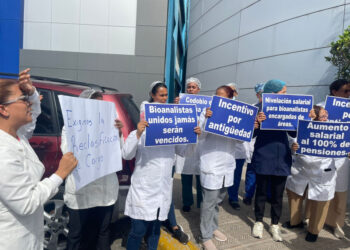 Personal de salud paraliza servicios en hospital de Santiago por supuesto incumplimiento de salarios