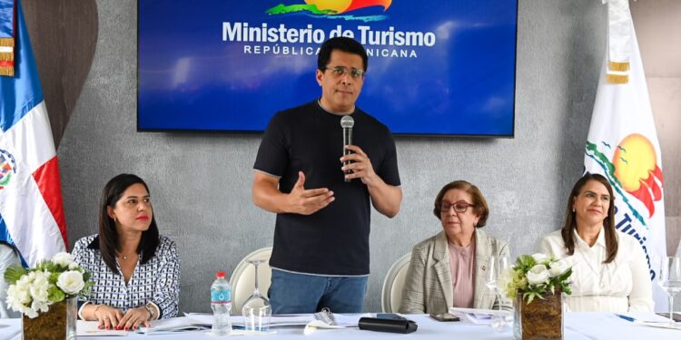 Ministro Collado deja iniciada obra reconstrucción municipio Salcedo, Hermanas Mirabal.