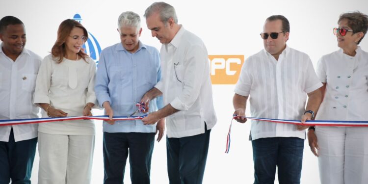 Tras 40 años de espera, presidente Abinader entrega carretera Villa Elisa-Punta Rucia-La Ensenada, que conecta Puerto Plata con Montecristi