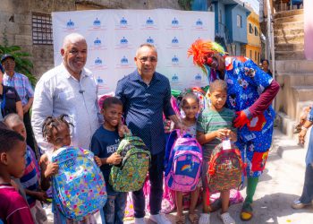 INAVI entrega cientos de útiles escolares a estudiantes del Distrito Nacional y la Provincia Santo Domingo