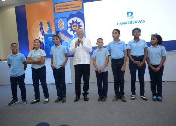 Más de 1,300 estudiantes de Azua reciben capacitación financiera con el programa Puedo Banreservas