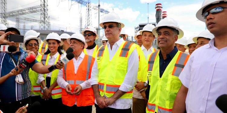 Presidente Abinader supervisa construcción de nueva planta eléctrica que aportará más de 400 megavatios al país