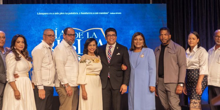Dío Astacio rinde homenaje a la Biblia y sus principios en acto conmemorativo en Santo Domingo Este