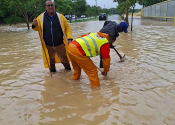 Ayuntamiento de SDE intensifica la limpieza de imbornales para mitigar inundaciones durante activa onda tropical