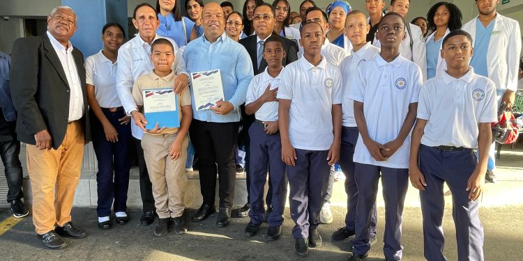 Reconocen Director Regional Educaciòn 15 EDDY CHÁVEZ como hijo Distinguido CRISTO REY