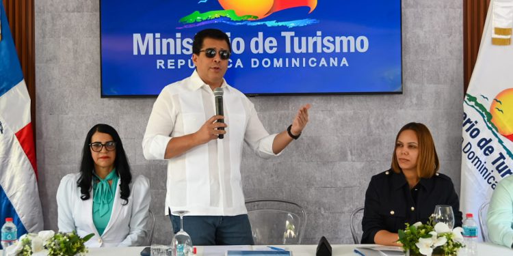 Turismo inicia reconstrucción del parque Anacaona, en Constanza.