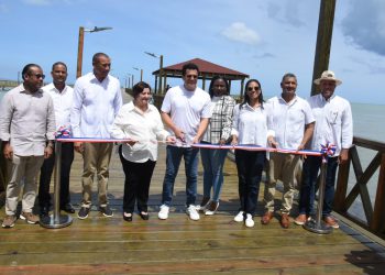 Ministro Collado entrega reconstruido muelle turístico de Miches.