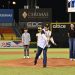 Leonardo Aguilera lanza la primera bola en partido inaugural del torneo de béisbol en el Estadio Cibao