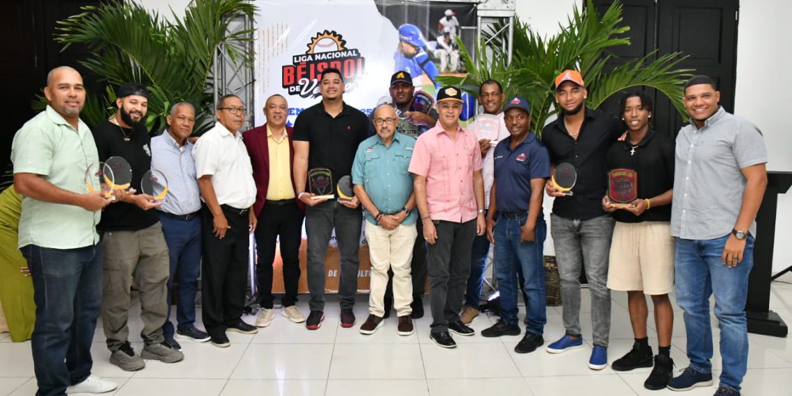 Liga de Verano reconoce a los mejores del 2025 en una noche histórica para el béisbol dominicano