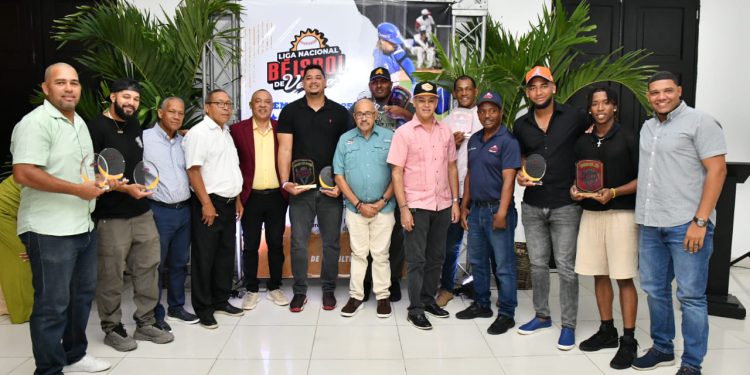 Liga de Verano reconoce a los mejores del 2025 en una noche histórica para el béisbol dominicano