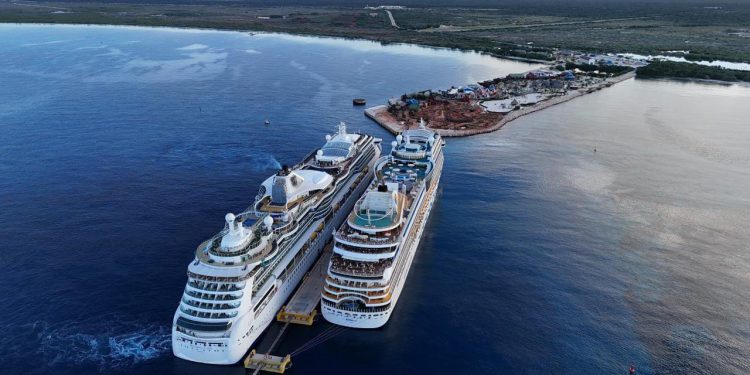 Histórico arribo doble de cruceros impulsa el turismo en Pedernales