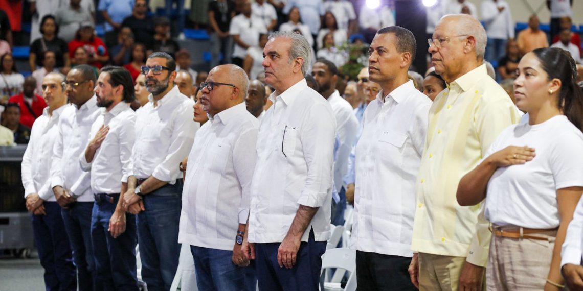 Abinader impulsa inclusión financiera y digital con entrega de RD$150 millones a 630 mipymes en el Distrito Nacional