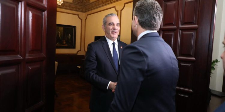 SECRETARIO DE GUERRA DE EE. UU. VISITA REPÚBLICA DOMINICANA PARA FORTALECER COOPERACIÓN EN SEGURIDAD REGIONAL