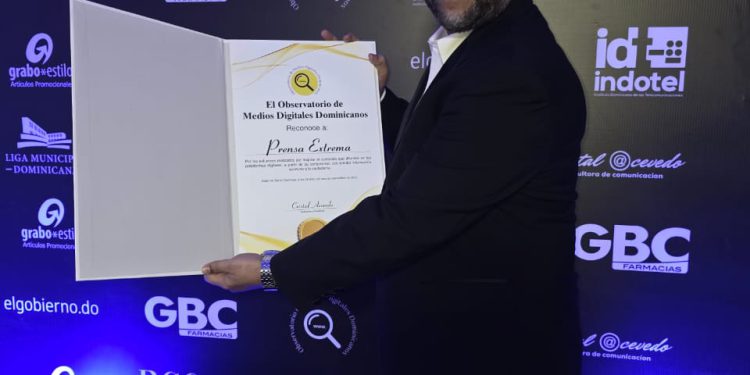 FELICITAN A FRANCISCO VILLANUEVA Y PRENSA EXTREMA POR RECONOCIMIENTO EN EL PREMIO NACIONAL DE PERIODISMO DIGITAL 2025