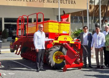 Agricultura recibe moderna maquinaria para fortalecer riego y producción arrocera en la cuenca baja del Yaque del Norte