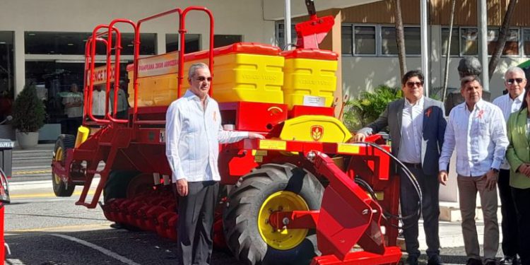 Agricultura recibe moderna maquinaria para fortalecer riego y producción arrocera en la cuenca baja del Yaque del Norte
