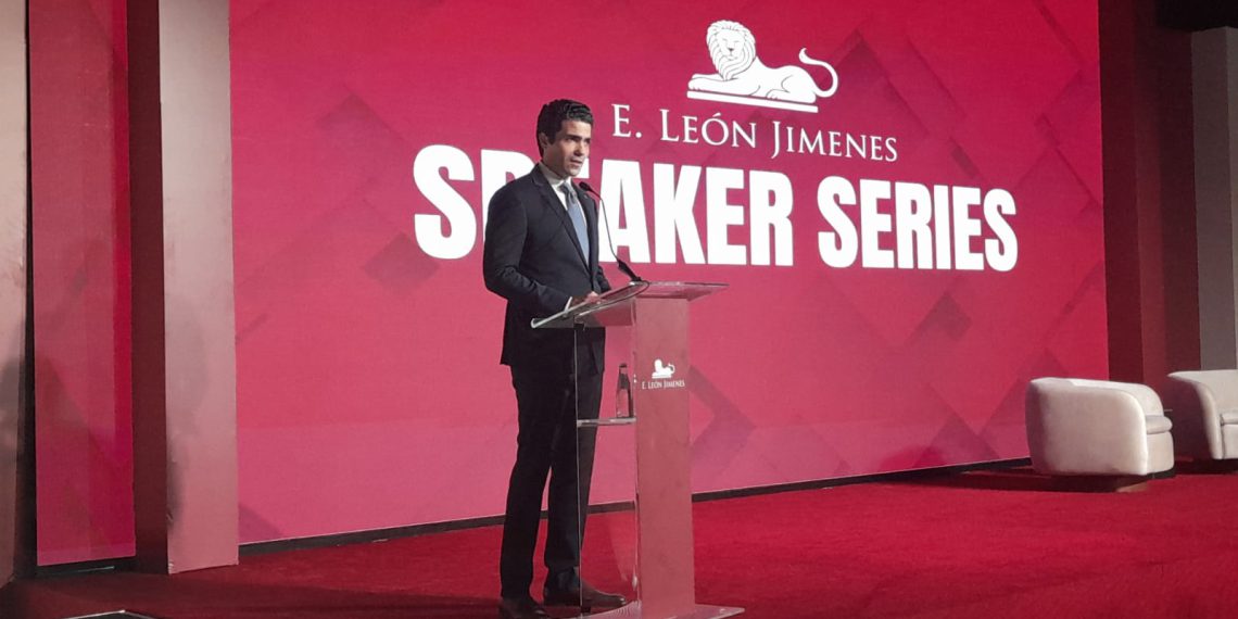 E. León Jimenes inaugura su Speaker Series con un diálogo de alto impacto sobre innovación, desarrollo y liderazgo global
