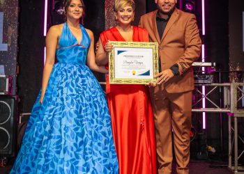 Danylsa Vargas es galardonada por su impacto profesional en los Premios La Flor