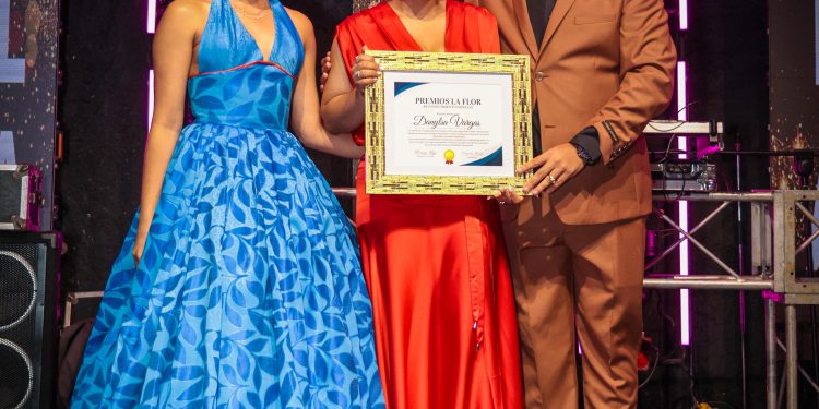 Danylsa Vargas es galardonada por su impacto profesional en los Premios La Flor