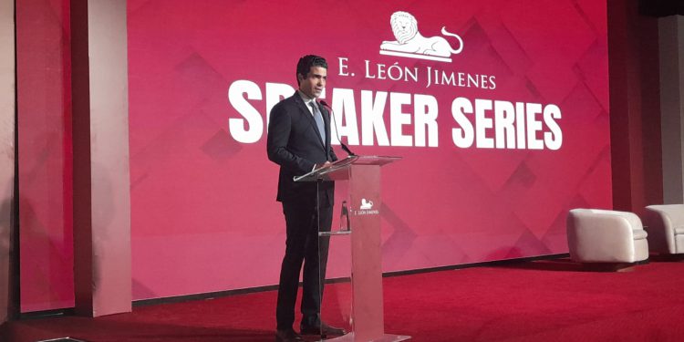 E. León Jimenes inaugura su Speaker Series con un diálogo de alto impacto sobre innovación, desarrollo y liderazgo global
