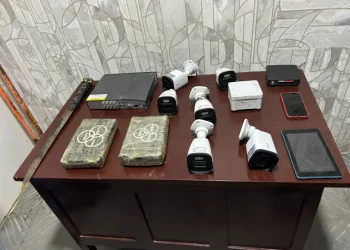 Autoridades decomisan presunta droga y equipos electrónicos durante allanamiento en San Juan