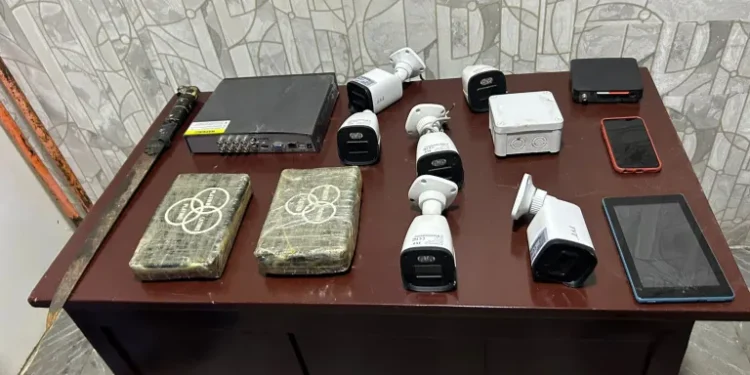 Autoridades decomisan presunta droga y equipos electrónicos durante allanamiento en San Juan