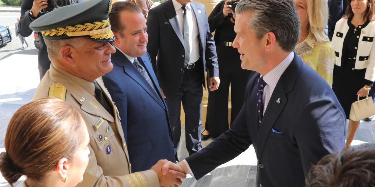 PRESIDENTE ABINADER SOSTIENE REUNIÓN CON EL SECRETARIO DE DEFENSA DE EE. UU., PETE HEGSETH, PARA FORTALECER COOPERACIÓN EN SEGURIDAD REGIONAL