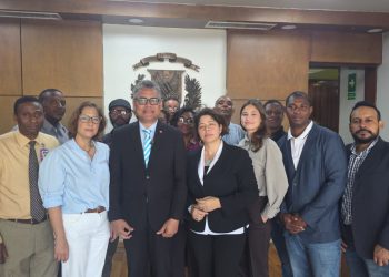 Carlos Peña entrega documentación a la Embajada de EE. UU. y solicita celeridad en caso depositado ante la JCE
