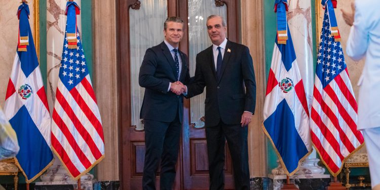 SECRETARIO DE DEFENSA DE EE. UU., PETE HEGSETH, REAFIRMA RESPALDO A REPÚBLICA DOMINICANA Y RECONOCE LIDERAZGO DE ABINADER EN LUCHA CONTRA EL NARCOTRÁFICO