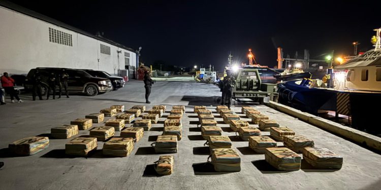 Detienen en el AILA a hombre requerido por caso de 1,360 paquetes de droga incautados en San Pedro