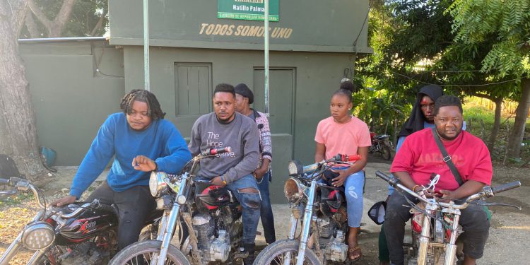 EJÉRCITO APRESA SEIS EXTRANJEROS Y OCUPA CUATRO MOTOCICLETAS DURANTE OPERATIVO EN EL GUAYO, MONTECRISTI