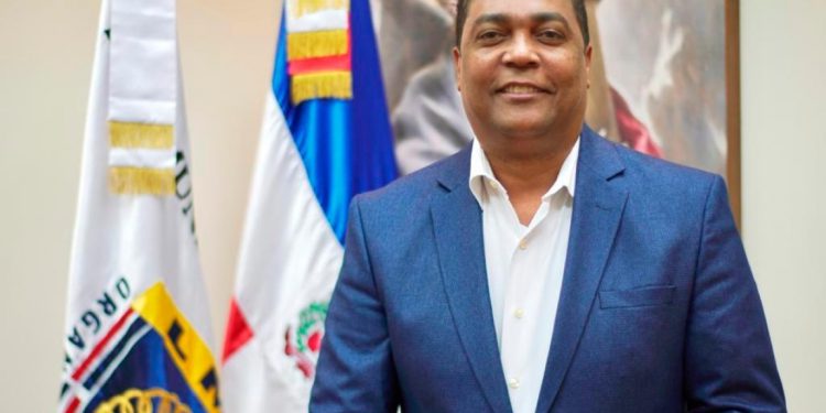 Deligne ascención valora renuncia de víctor d’aza como gesto de madurez política dentro del PRM