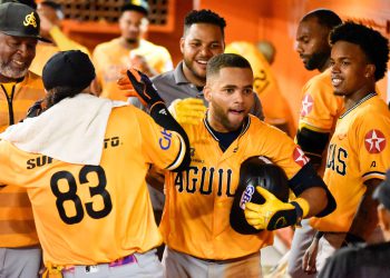 ÁGUILAS IMPONEN SU LEY EN LA ROMANA Y VENCEN A LOS TOROS 6-4 EN UNA NOCHE DE POTENCIA OFENSIVA
