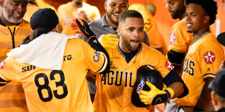 ÁGUILAS IMPONEN SU LEY EN LA ROMANA Y VENCEN A LOS TOROS 6-4 EN UNA NOCHE DE POTENCIA OFENSIVA