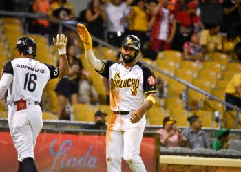 Julio rodríguez impulsa triunfo de las águilas cibaeñas y amplía dominio ante las estrellas