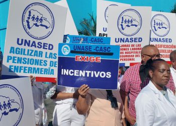 Enfermeras reclaman al Gobierno cumplir acuerdos pendientes durante protesta en la Maternidad La Altagracia