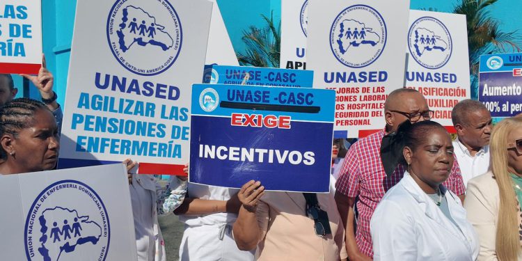 Enfermeras reclaman al Gobierno cumplir acuerdos pendientes durante protesta en la Maternidad La Altagracia