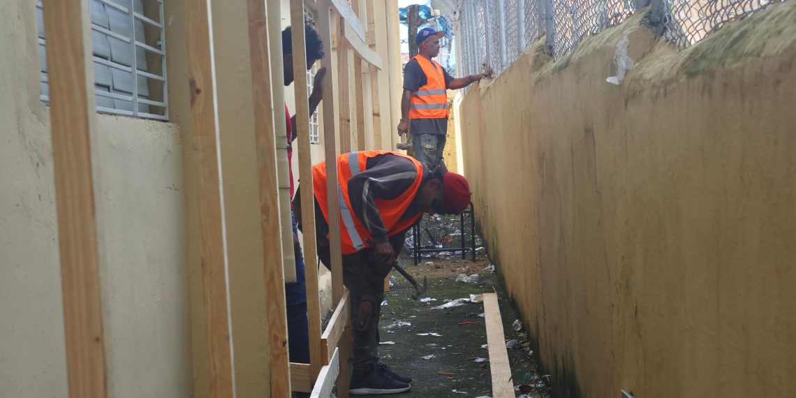 Infraestructura Escolar trabaja en la rehabilitación de escuelas afectadas por aguaceros de tormenta Melissa