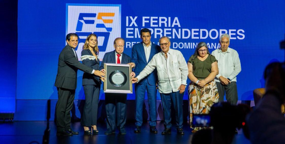 Feria Emprendedores y Universidades reconocen a Pepín Corripio, Frank Rainieri y Ligia Bonetti por sus aportes al desarrollo nacional.