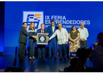 Feria Emprendedores y Universidades reconocen a Pepín Corripio, Frank Rainieri y Ligia Bonetti por sus aportes al desarrollo nacional.