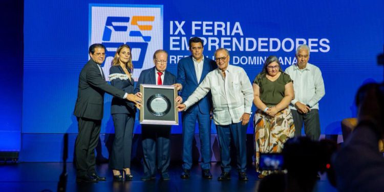 Feria Emprendedores y Universidades reconocen a Pepín Corripio, Frank Rainieri y Ligia Bonetti por sus aportes al desarrollo nacional.