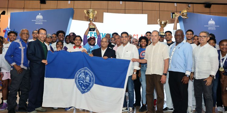 Concluyen con éxito los Juegos Universitarios 2025:  Kelvin Cruz entrega corona de campeona a la UASD