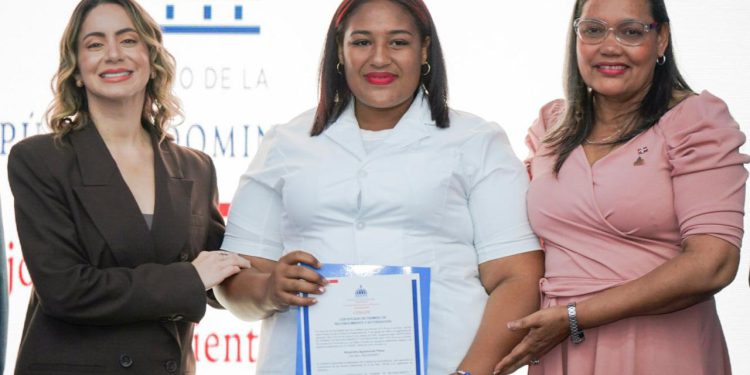 supérate celebra habilitación de tercera cohorte de personas cuidadoras y anuncia ruta para contrataciones