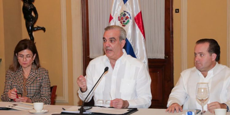 presidente abinader dispone aportes estatales por rd$12 mil millones para asistir a afectados por la tormenta melissa