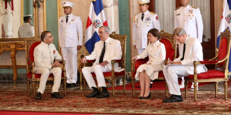 Presidente Abinader recibe siete nuevos embajadores y fortalece relaciones internacionales